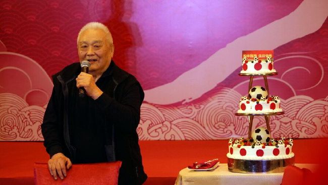 他揉捏她两乳不停呻吟a视频